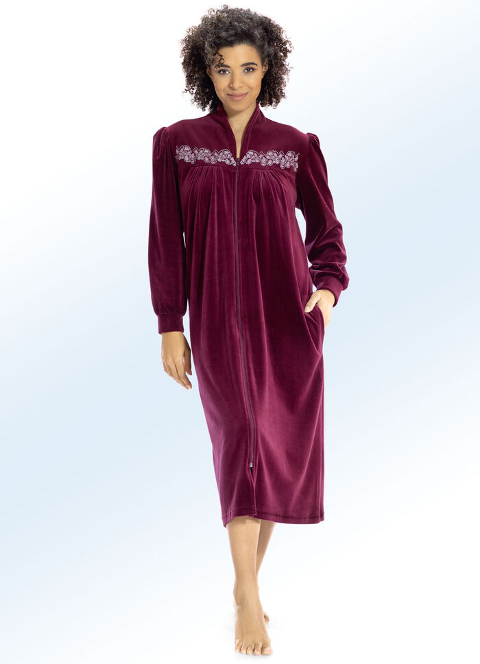 Hausmantel mit Stickerei- und Schmucksteinzier 